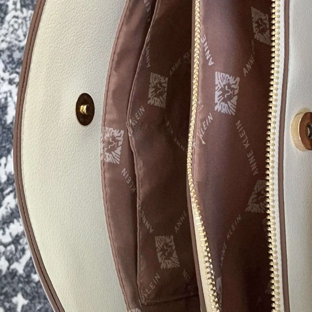 Anne Klein Off White and Gold Shoulder Bag with Chain Details Like New! - Picture 9 of 14